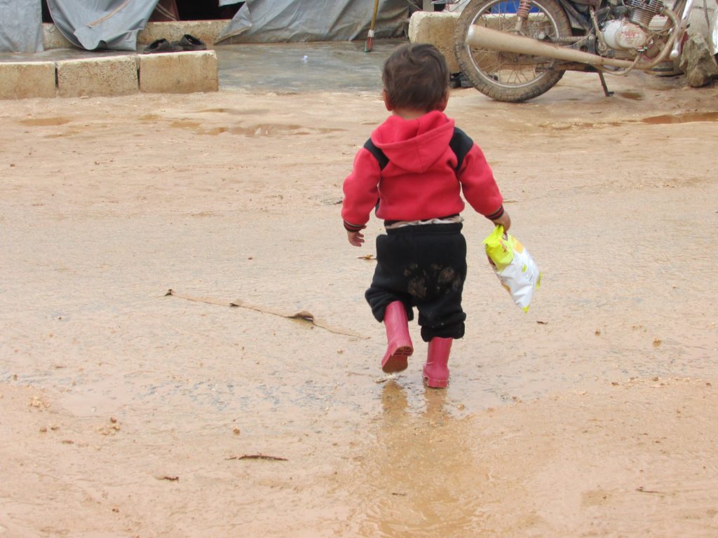 خيام متهالكة وتدفئة غائبة.. الشتاء يطارد النازحين شمالي سوريا