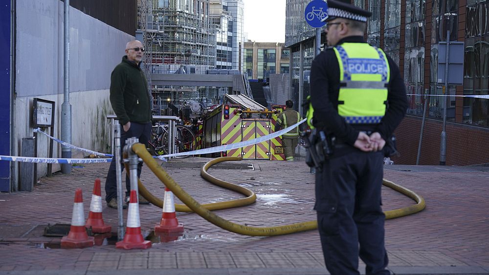 شاهد: مشغل رافعة ينقذ رجلاً من حريق هائل في إنجلترا