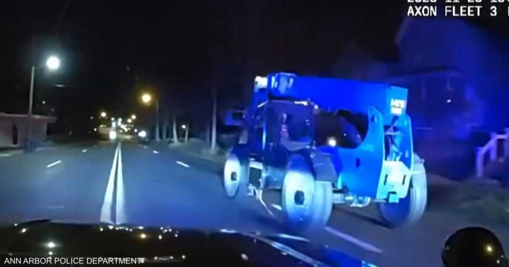 فيديو لمطاردة طفل يقود شاحنة مسروقة.. والخسائر فادحة