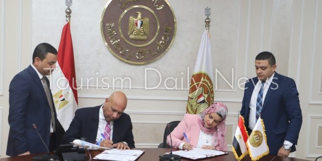 بروتوكول تعاون بين وزارة العمل و”مصر للطيران”