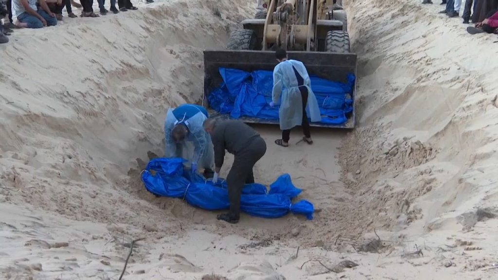 بعد احتجازها من قبل إسرائيل.. تسليم جثامين 80 فلسطينيًا ودفنها في مقبرة جماعية في غزة
