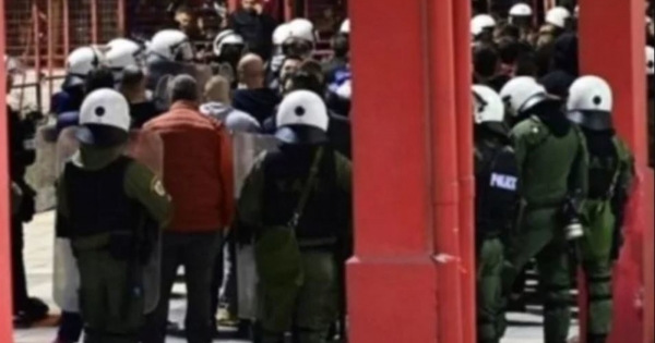 وفاة شرطي بسبب شغب مشجّعين في اليونان