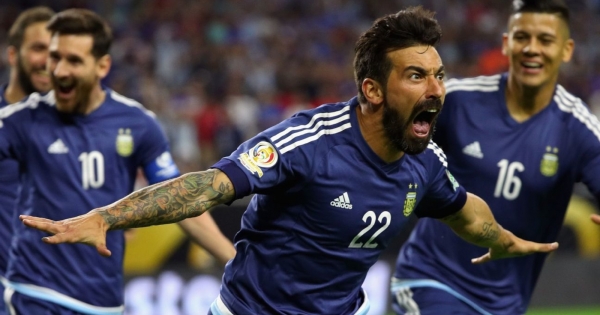 نجم منتخب الأرجنتين السابق يتعرّض للطعن