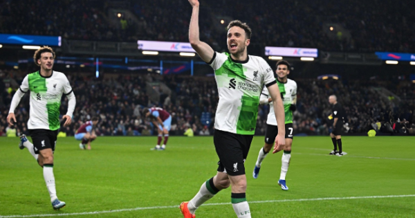 الدوري الانكليزي: ليفربول يتصدر مؤقتا ويزيد معاناة بيرنلي