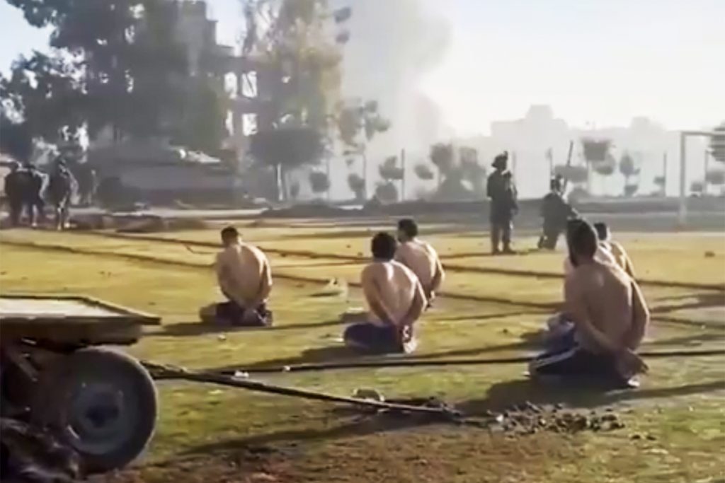 صعق وضرب وتعرية.. لوموند: محنة مدنيين اعتقلتهم إسرائيل في غزة