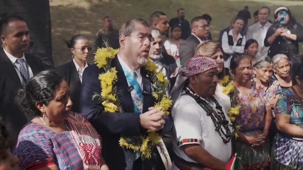 شاهد: زعماء السكان الأصليين لشعب المايا يكرمون الرئيس الجديد لغواتيمالا