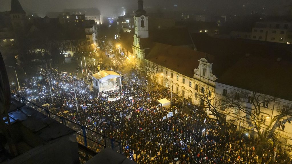 شاهد: احتجاحات في 23 مدينة في سلوفاكيا احتجاجًا على خطة الحكومة لتعديل قانون العقوبات