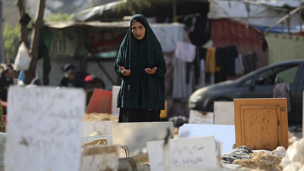 فيديو. شاهد: ساحة مستشفى الشفاء تتحول إلى مقبرة جماعية لضحايا الهجمات الإسرائيلية