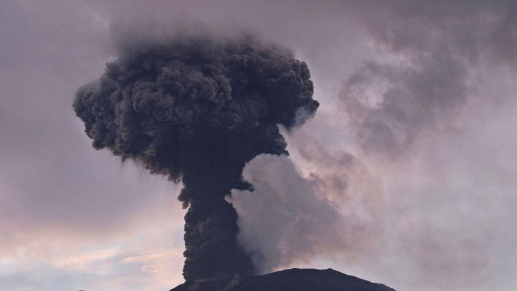 شاهد: إجلاء نحو 100 شخص إثر ثوران بركان جبل مارابي في إندونيسيا مجدداً