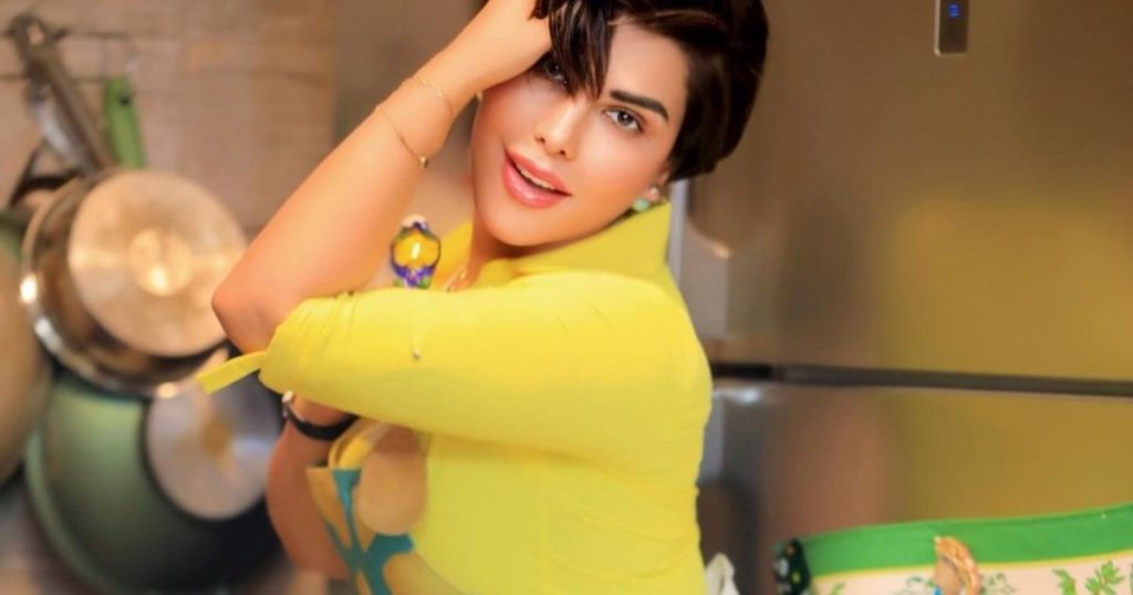 بتنورة قصيرة.. شمس الكويتية تثير الجدل بصورها خلال تحضيرها وجبة إفطار في مطبخها