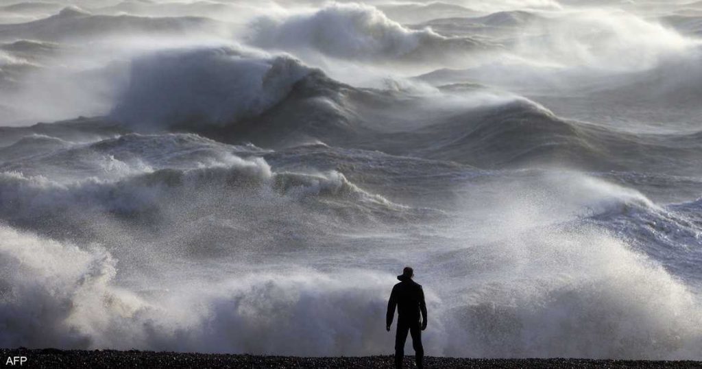 العاصفة “هينك” تتسبب بفيضانات واضطراب المواصلات في بريطانيا