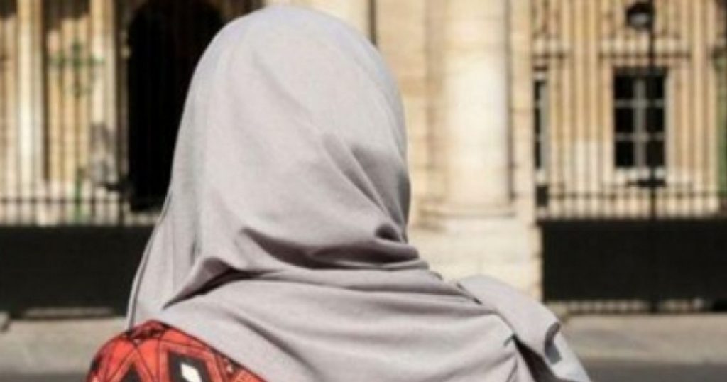 ممثلة مصرية شابة ترتدي الحجاب