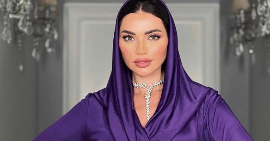 بفستان قصير لامع..داليدا خليل تستعرض أنوثتها ورشاقتها بلوك رائع