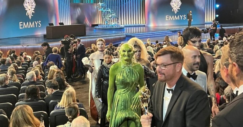 ظهور عفريت بين الحاضرين في حفل توزيع جوائز إيمي.. إليكم القصة