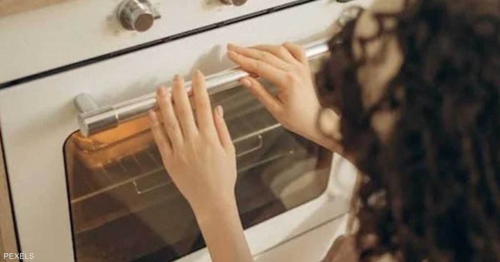 بالفرن بدلا من السرير.. أم تنهي حياة طفلتها بطريقة “جنونية”