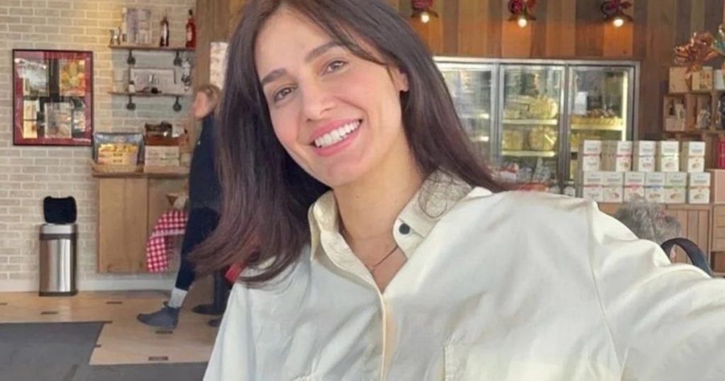 حلا شيحة تكشف عن ملامح شخصيتها في “إمبراطورية ميم” و تحمس الجمهور بالبوستر الرسمي