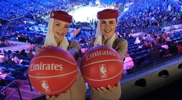 طاقم “طيران الإمارات” يحلق بالرابطة الوطنية لكرة السلة الأمريكية “NBA”