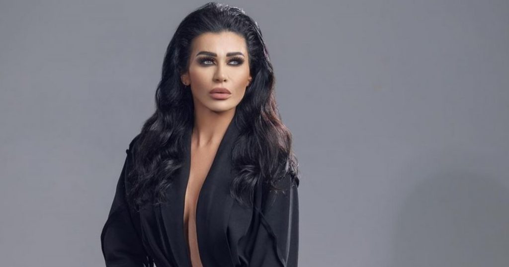 نادين الراسي في أجرأ جلسة تصوير.. صور تثير الجدل إلى حد بعيد بسبب فستانها