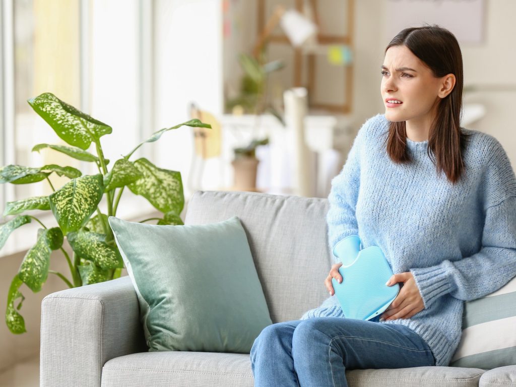 ما أسباب الحيض البيني؟