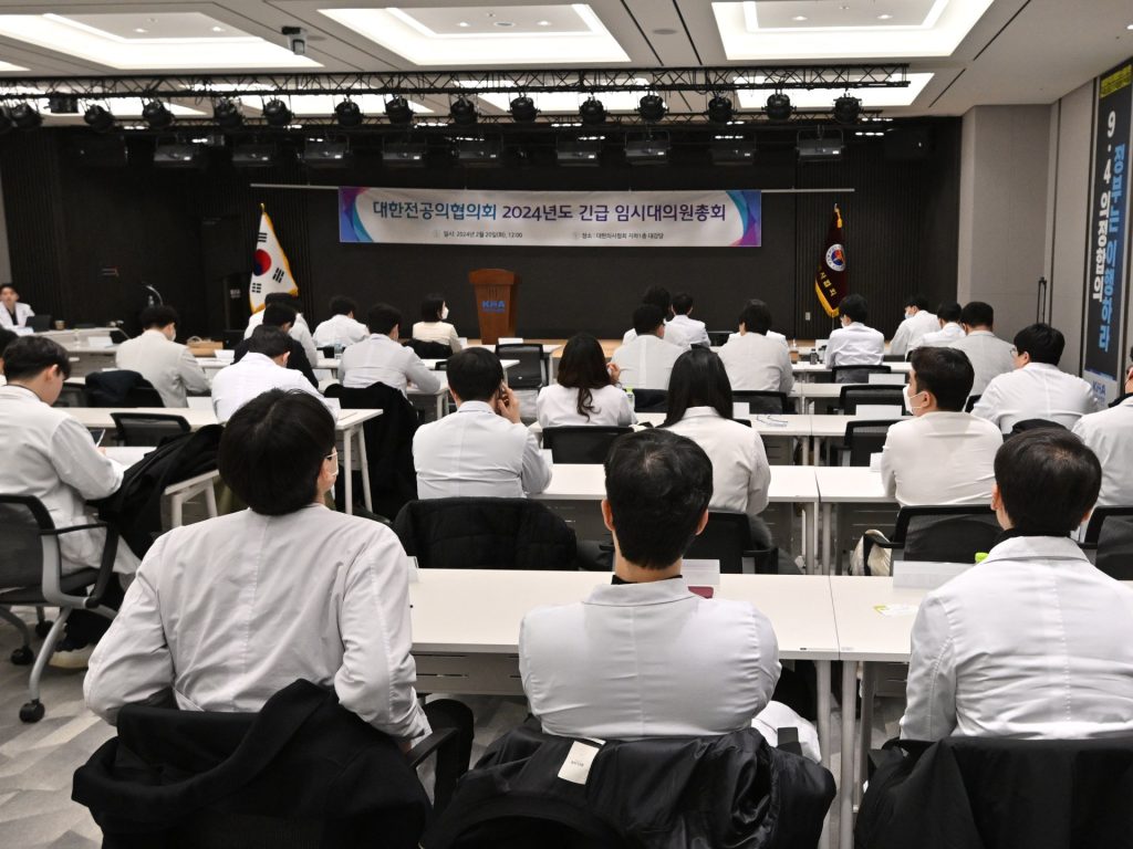 كوريا الجنوبية.. أكثر من 6400 طبيب متدرب يقدمون استقالاتهم