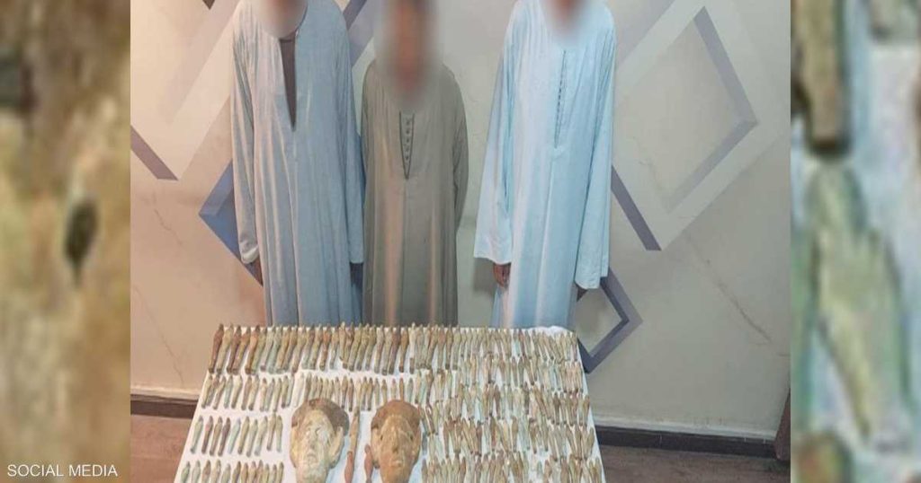 بالصور.. القبض على عصابة بحوزتها مئات القطع الأثرية في مصر