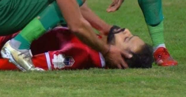 سقوط لاعب فيوتشر احمد رفعت مغشياً عليه في مباراة الاتحاد السكندري