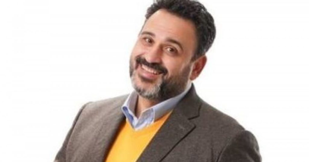 أكرم حسني يطرح تتر مسلسله الرمضاني “بابا جه”-بالفيديو
