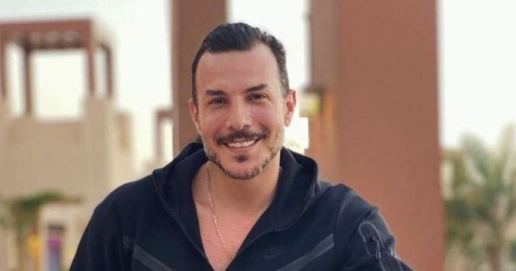 باسل خياط بصورة له من طفولته