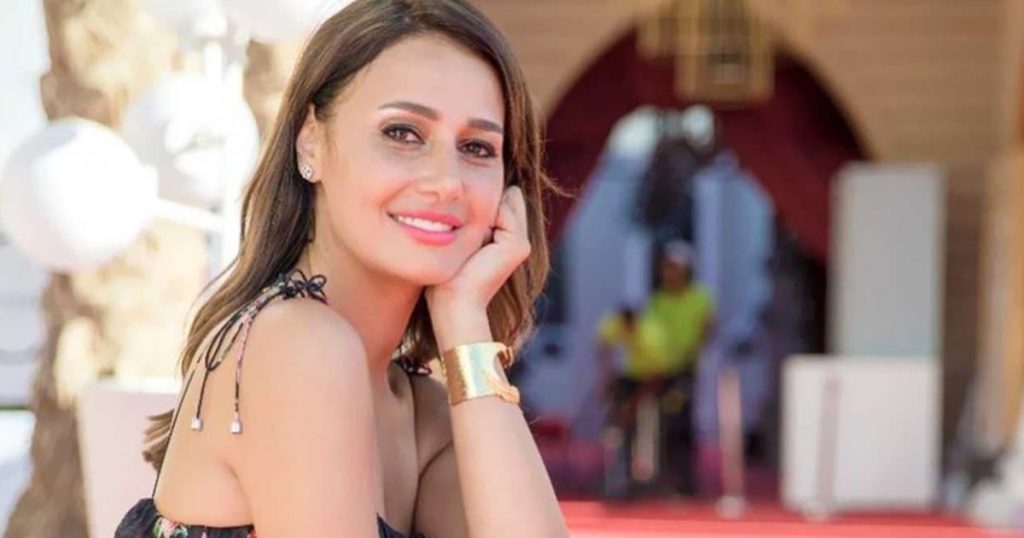 بالأبيض و الأسود..حلا شيحة تستعرض أنوثتها بإكلالة رائعة