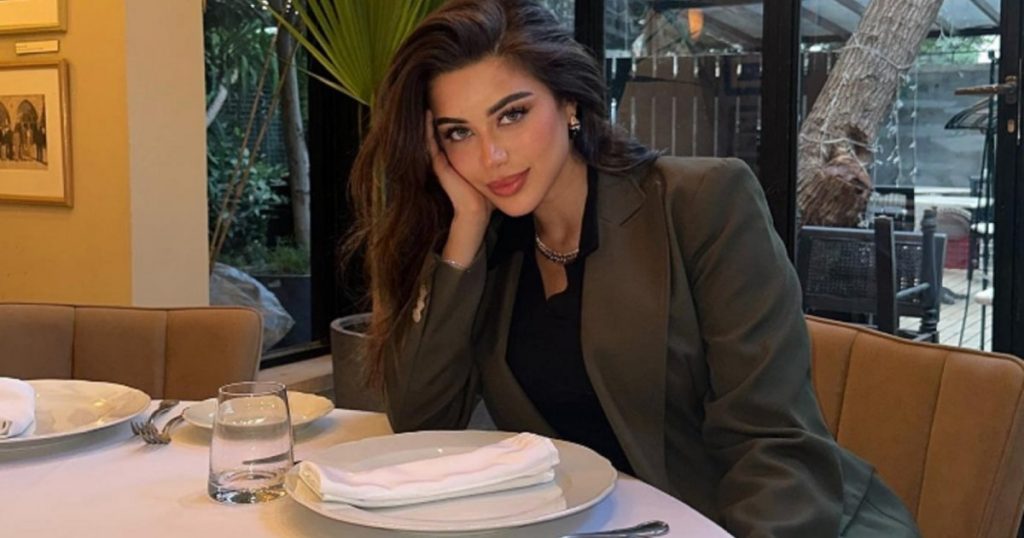 يارا السكري تتألق بجمالها بإطلالة أميرات.. وسعر حقيبة يدها المرتفع سيفاجؤكم