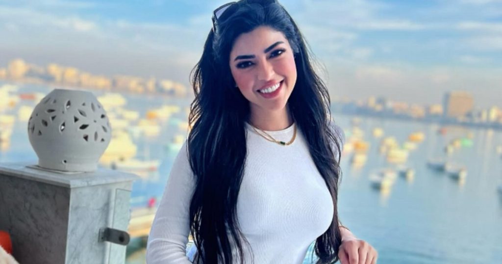 بإطلالة أنيقة وناعمة.. ميرنا جميل تبهر متابعيها بفستان أسود رائع