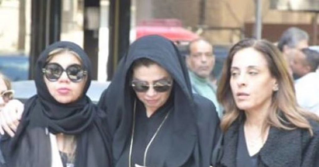 رانيا فريد شوقي تنهار بالبكاء في وداع والدتها وشهيرة ومحمد رياض وغيرهما يواسونها- بالصور
