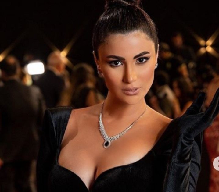 هدى الإتربي بنظرة ملؤها الغنج بشخصية “دينا” في مسلسل العتاولة-بالفيديو