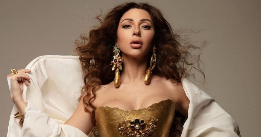 خاص بالفيديو- ميريام فارس تشهد مظاهرة من الجمهور في دبي..اطلالتها تضج أنوثة