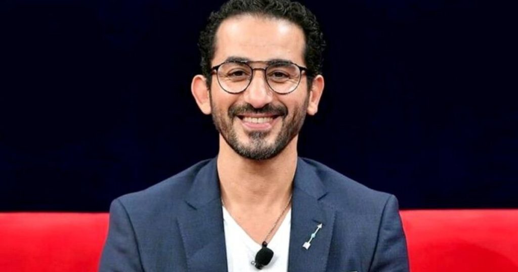 أحمد حلمي يمازح متابعيه : ” هو النوم في الطيارة يعتبر من فوائد السفر السبعة ” ؟ – بالصورة