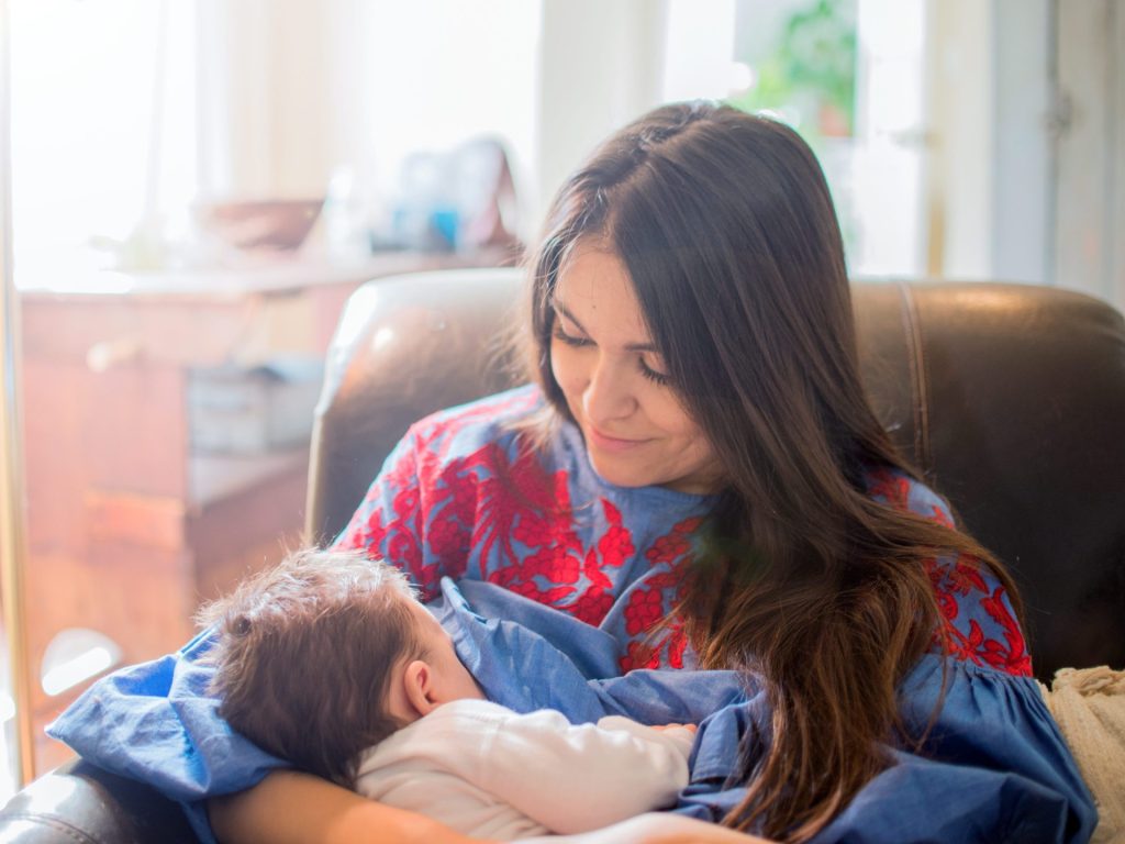 ممارسة المرضع للرياضة يزود رضيعها بهرمون يحميه من السمنة