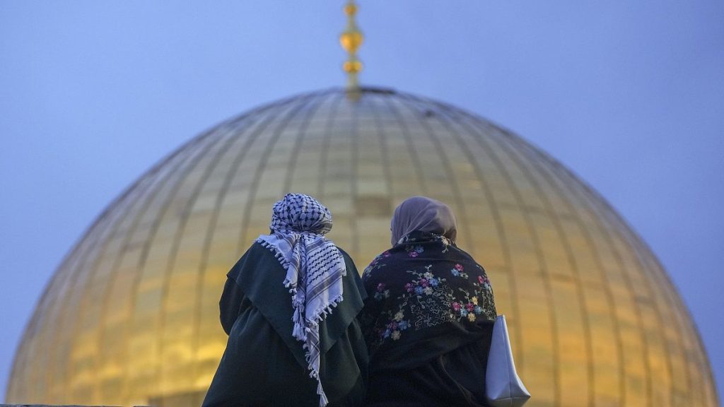 فيديو: الفلسطينيون في الضفة الغربية يختصرون احتفالات العيد حزناً على غزة