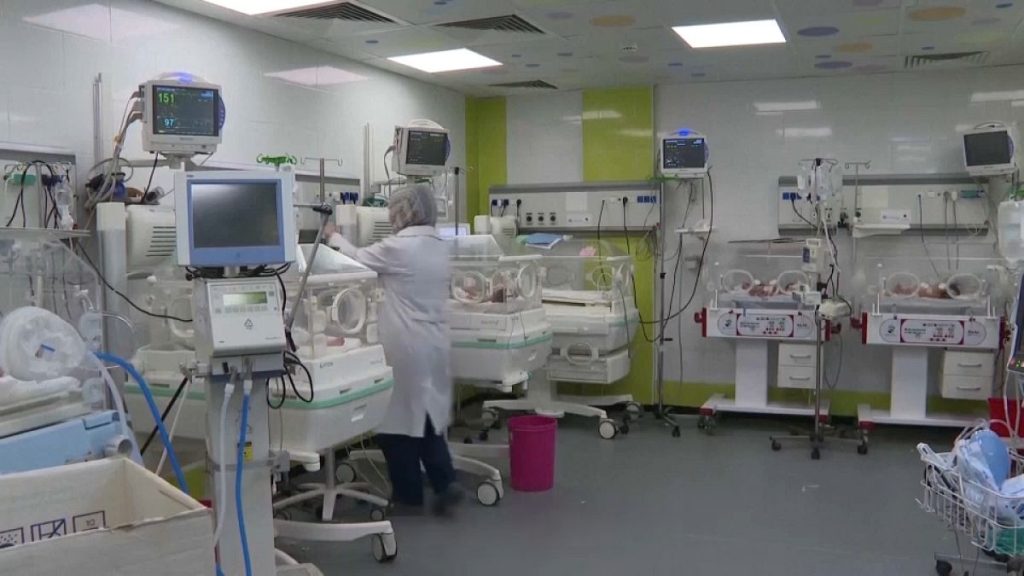 نجاح ولادة قيصرية طارئة.. إخراج طفلة من رحم والدتها التي قتلت بغارة إسرائيلية على رفح