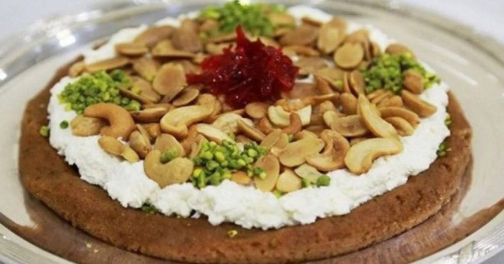 طريقة تحضير المفروكة بالقشطة المزينة بالمكسرات.. حلوى شهية لا تقاوم