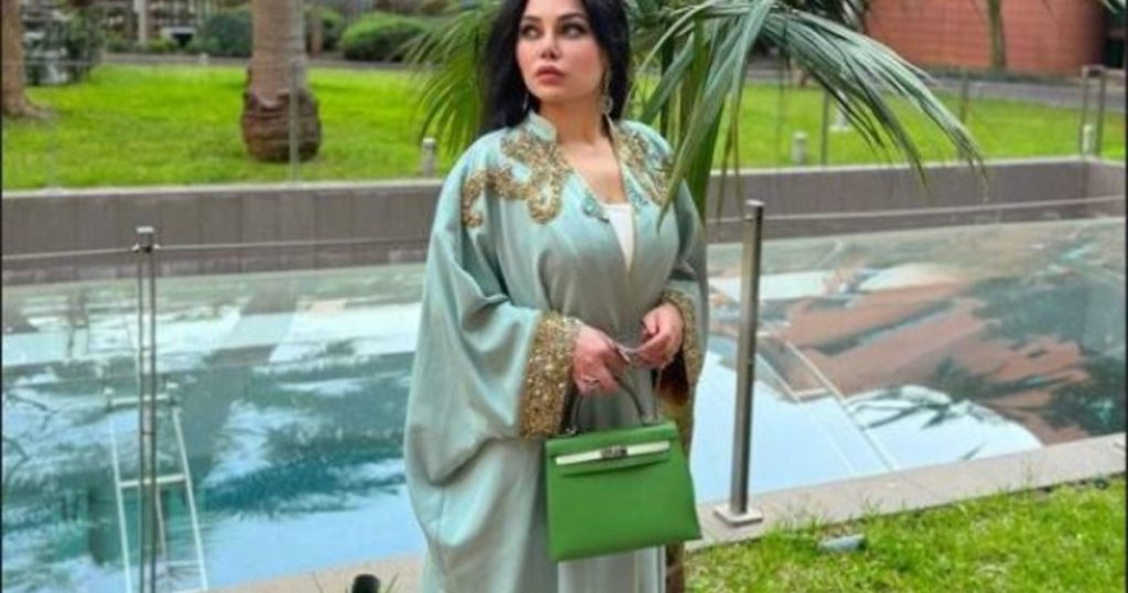هيفا وهبي ساحرة بعباءة رمضانية فاخرة مطرّزة باسمها-بالصور