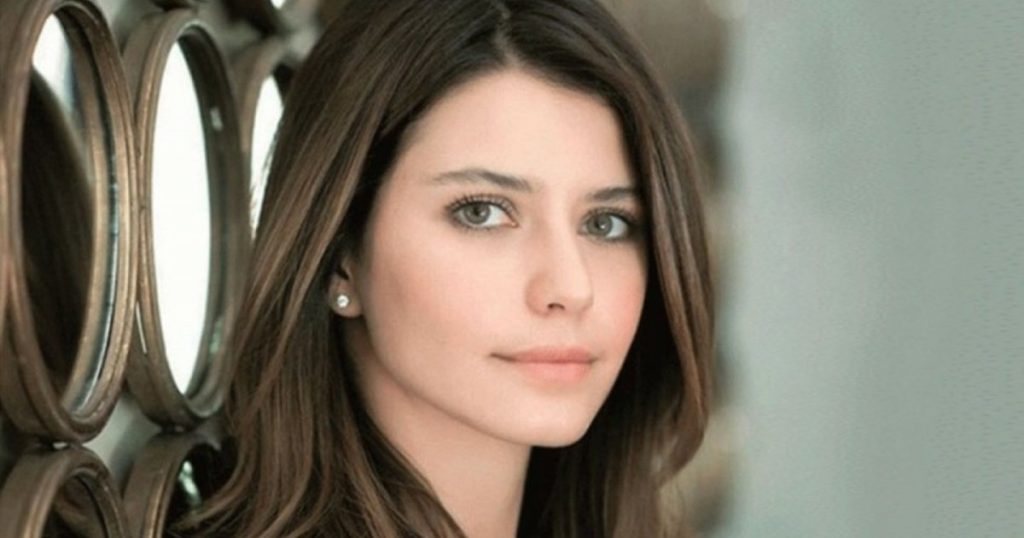 بيرين سات حققت الشهرة بثنائيتها مع كيفانش تاتليتوغ.. اتهمت بإهانة الحجاب وحرمت من الانجاب