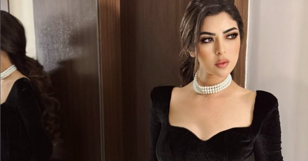 بالصورة- ميرنا جميل تبهر متابعيها بجامبسوت رائع