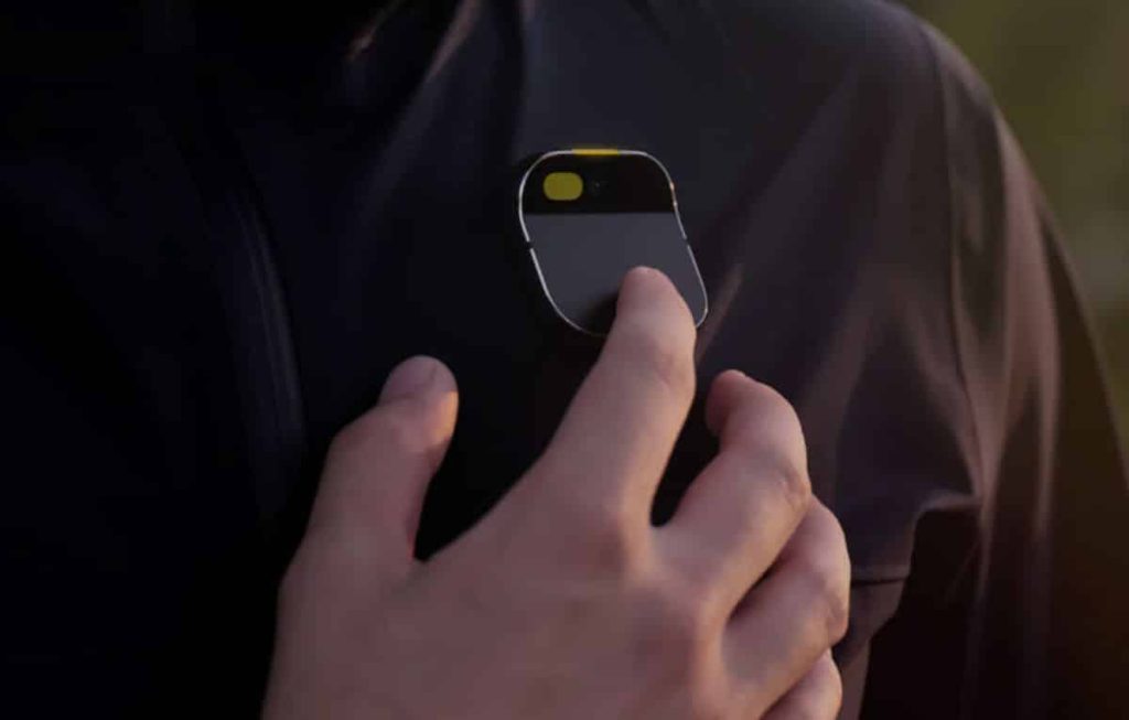 أهم الأمور التي تنبغي معرفتها عن جهاز Humane AI Pin قبل الشراء