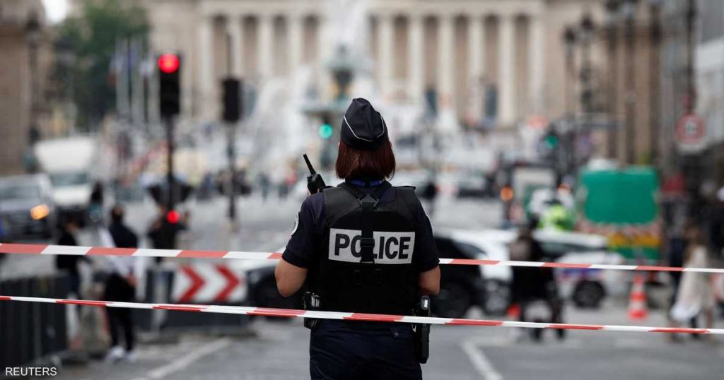 محاولة قتل بفرنسا والدوافع مجهولة.. طالب يطعن معلمة في وجهها
