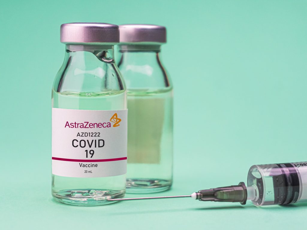 أسترازينيكا تبدأ سحب لقاح كوفيد-19 عالميا.. ما السبب؟