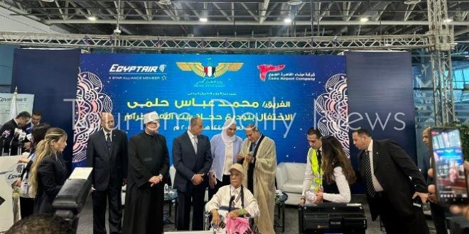 مصر للطيران تودع أول أفواج الحجاج المصريين