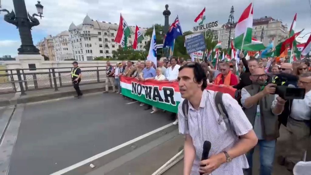 آلاف المجريين يتظاهرون في بودابست دعما لرئيس الوزراء أوربان