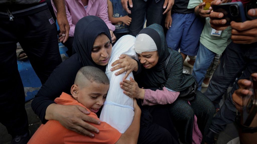 الحرب في غزة| عشرات القتلى الفلسطينيين جراء القصف الإسرائيلي وتحذيرات من حلول مجاعة وشيكة في غزة