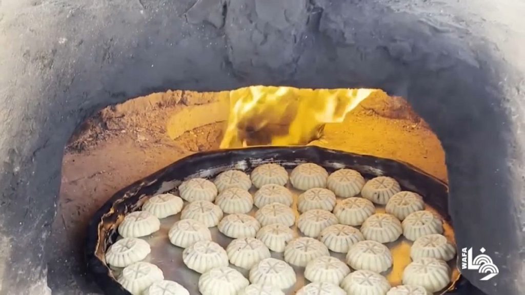 كعك العيد على نار الحرب في غزة: نساء نازحات في دير البلح يبدعن من العدم لرسم بسمة على وجوه محرومة