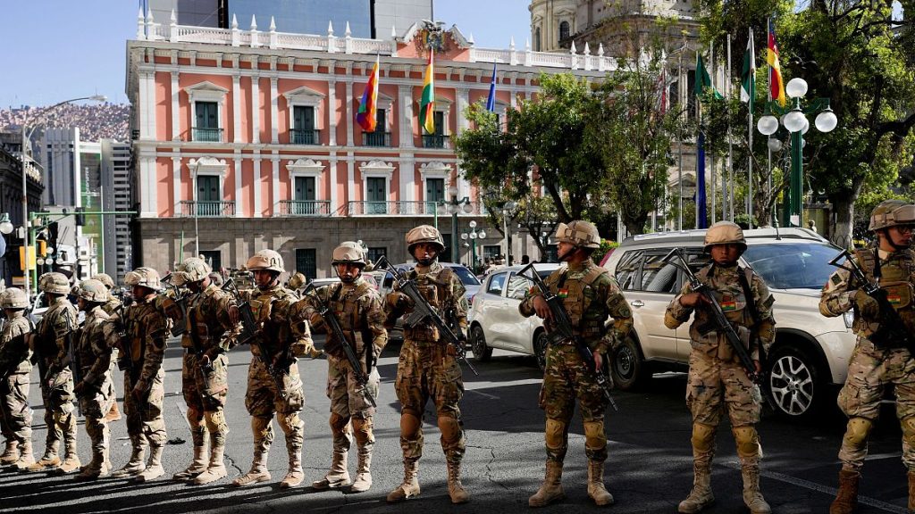 مدرعات عسكرية تقتحم القصر الرئاسي في بوليفيا والرئيس يطالب بانسحاب الجيش من الشوارع